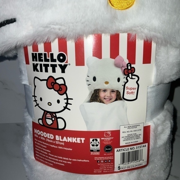 Hello Kitty Hooded Blanket - Picture 4 of 10